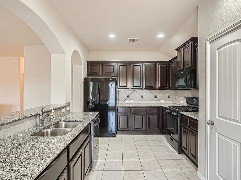120 Shiloh Cv — Photo 3