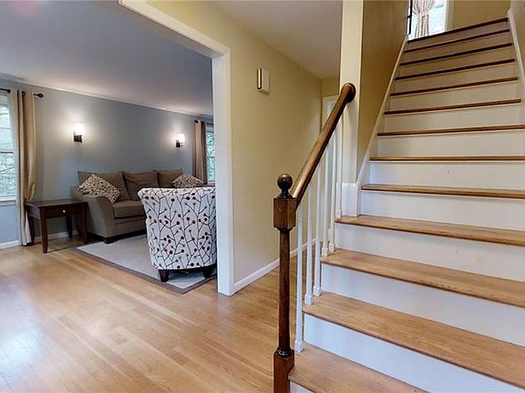 5th image of 20 Walnut Dr