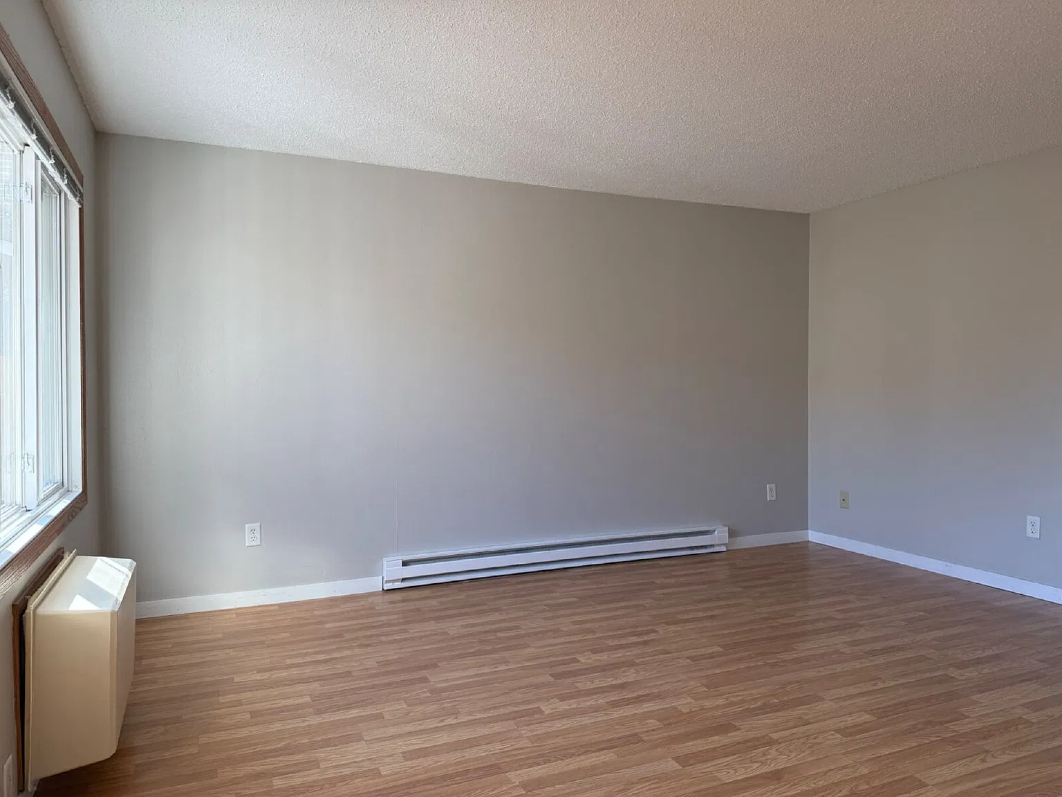 3 bed, 1.0 bath, 1080 sqft, $1,395 — Photo 2