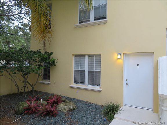 Front door entryway to apartment "C"