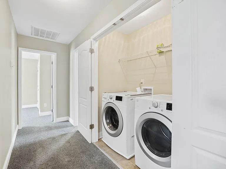 121 Feathers Ln — Photo 36