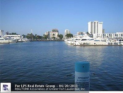 3rd image of 3025 Harbor Dr APT 18