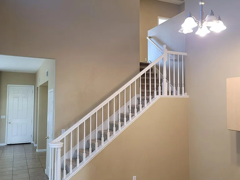 533 Stirling Ct — Photo 2