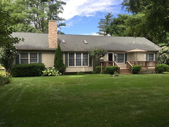 2nd image of 821 W Park Dr