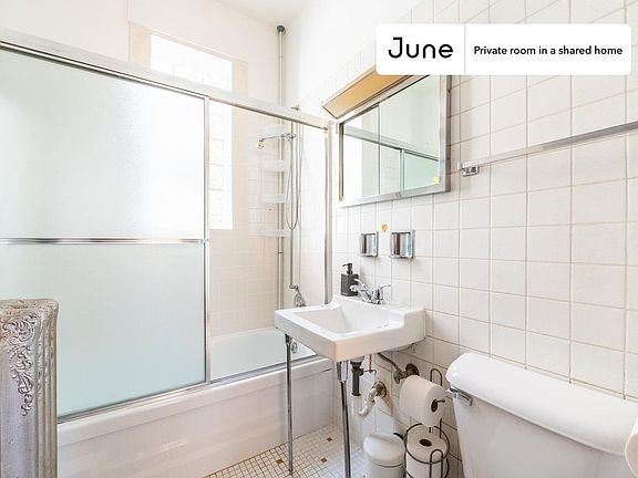 4th image of 1223 W Gunnison St #B