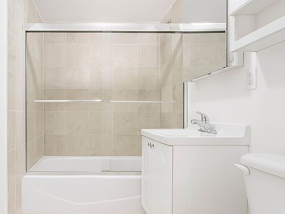 5th image of 322 E 39th St APT 6B