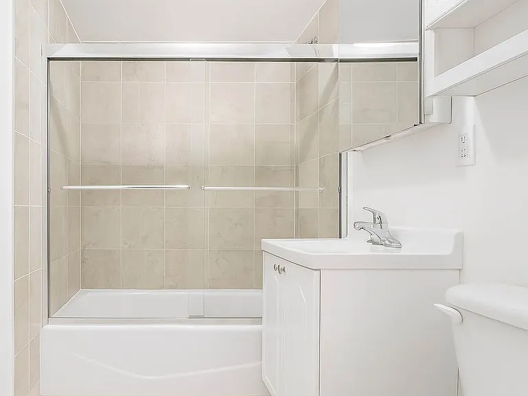 322 E 39th St #3C — Photo 8