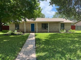 137 N Bluebonnet Dr, Uvalde, TX 78801
