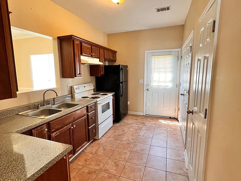302 Village Dr #302 — Photo 4