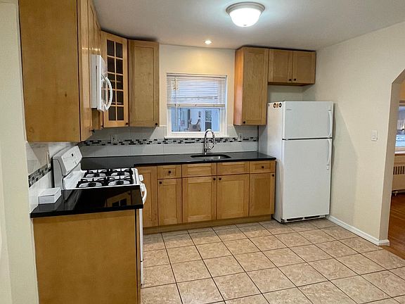 5th image of 3144 Waterbury Ave #1