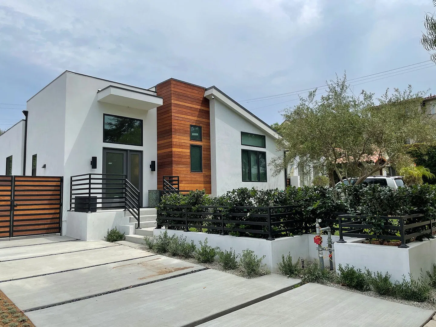 Newer Built Contemporary-Located in one of LA's most desirable areas, minutes to Beverly Hills, W... — Photo 3