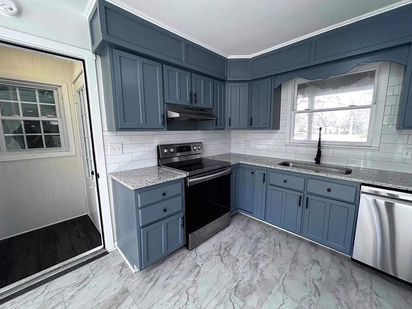 Spacious 4 Bed / 3 Bath with a large Fenced In Back Yard. — Photo 3