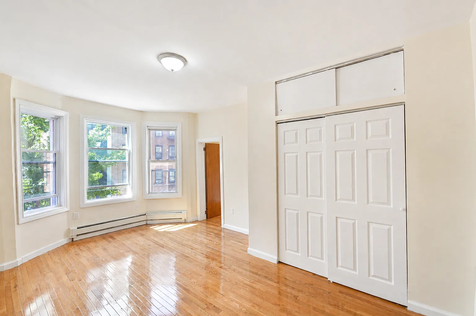 3 bed, 1000 sqft, $3,500 — Photo 2