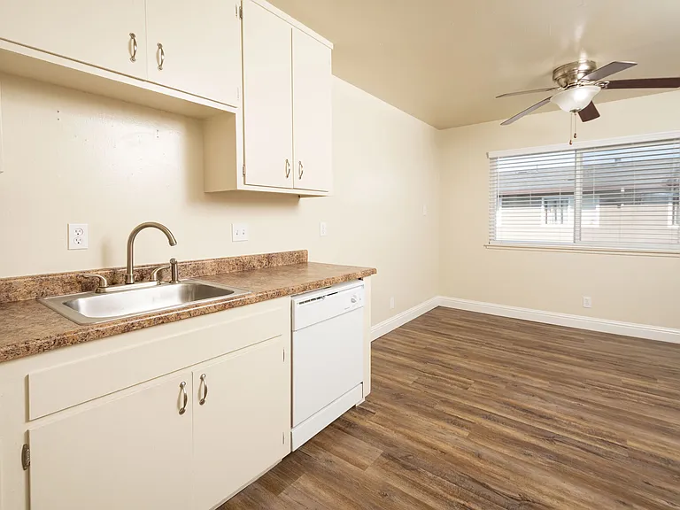 Coral Gardens Apartments — Photo 46