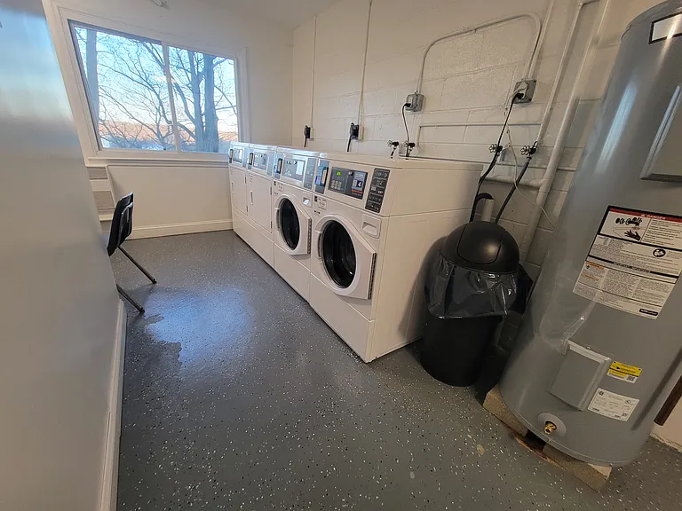 Laundry in building pic#2