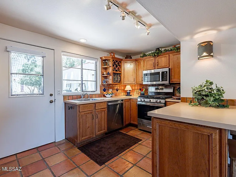402 S Paseo Pena #C — Photo 2