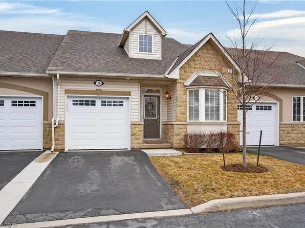 212 Stonehenge Dr #24, Hamilton, ON L9K 1N5