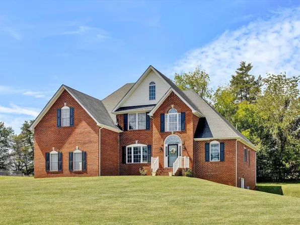 1222 Majestic Oaks Dr, Forest, VA 24551