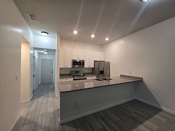 3rd image of 513 NE 24th Pl