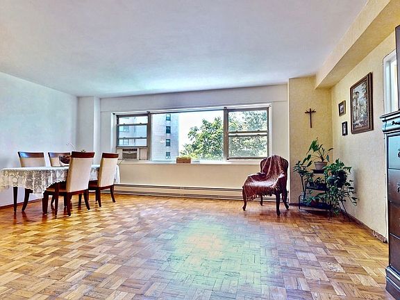 3rd image of 5 Fordham Hill Oval APT 3A