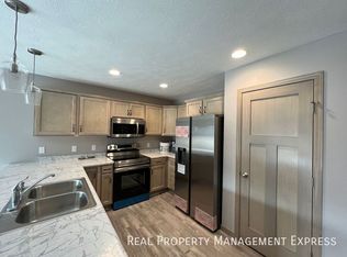 2116 S Ronsiek Ave, Sioux Falls, SD 57106