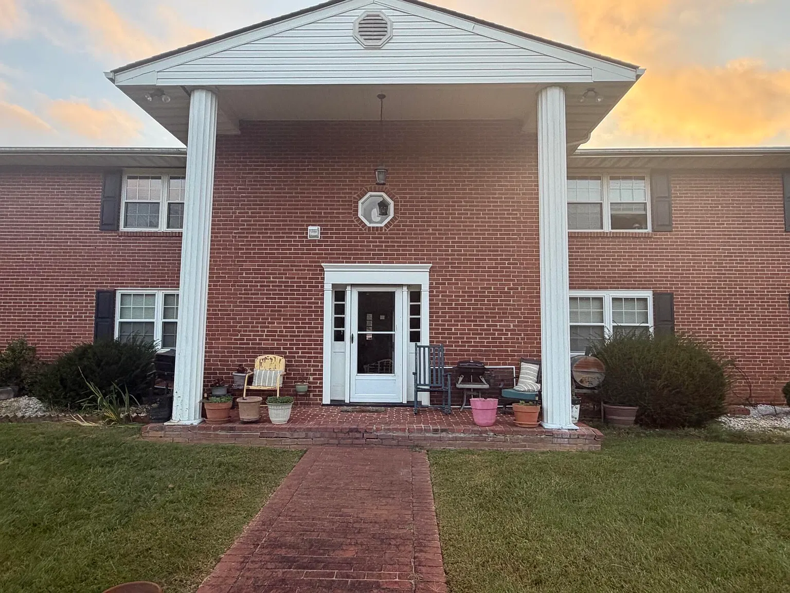 2 bed, 1.0 bath, 900 sqft, $1,300 — Photo 1