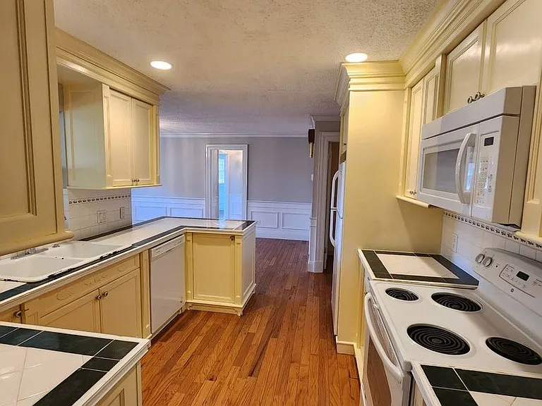 549 Burlington Ave NE — Photo 14