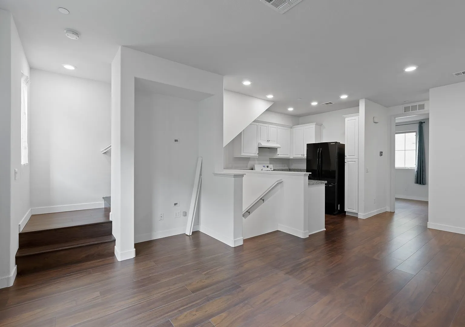 Amazing 3 Bd/ 3 Ba Townhome in Van Nuys! — Photo 1