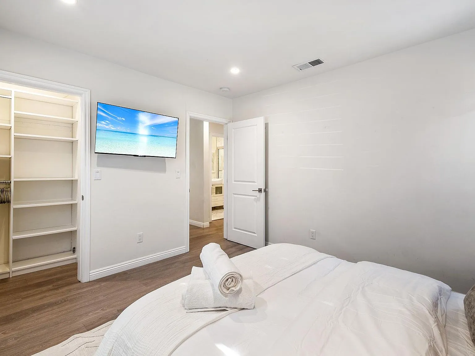 3 bed, 1421 sqft, $9,500 — Photo 3