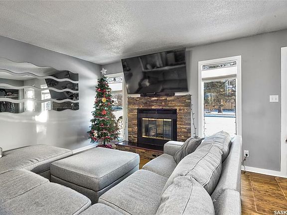 3rd image of 2727 4th Ave E