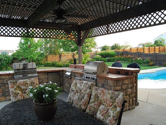 In ground pool, outdoor kitchen!