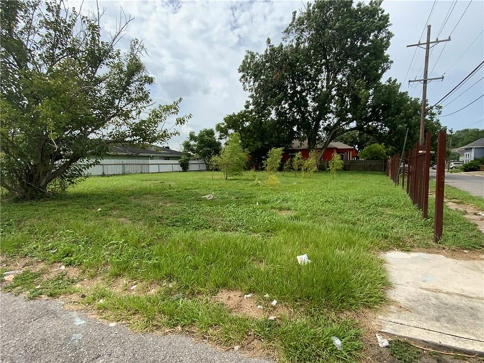 2nd image of 1014 Reynes St