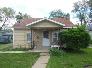 615 S Mill St, Flora, IL 62839