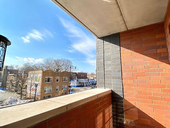 2nd image of 4809 N Leavitt St #412