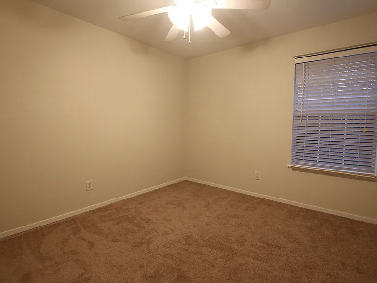 408 Redbud Cir — Photo 13