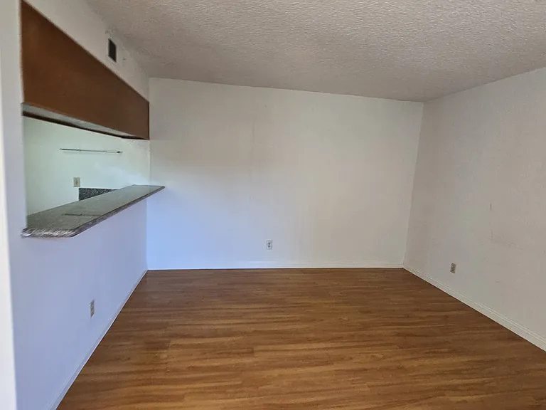 1049 Linden Ave #7 — Photo 5