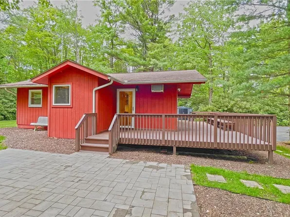 1249 Hunter Ln, Long Pond, PA 18334