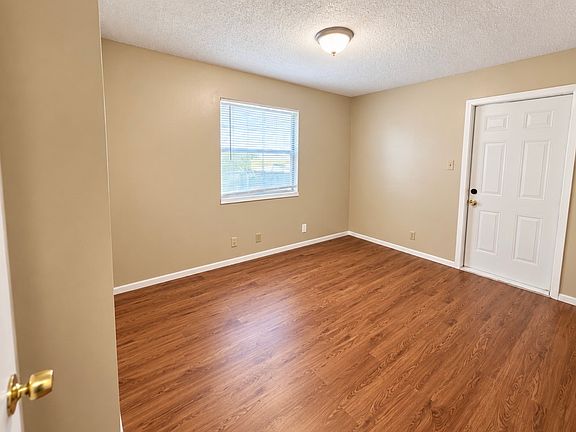 4th image of 9806 Roxanna Dr APT A