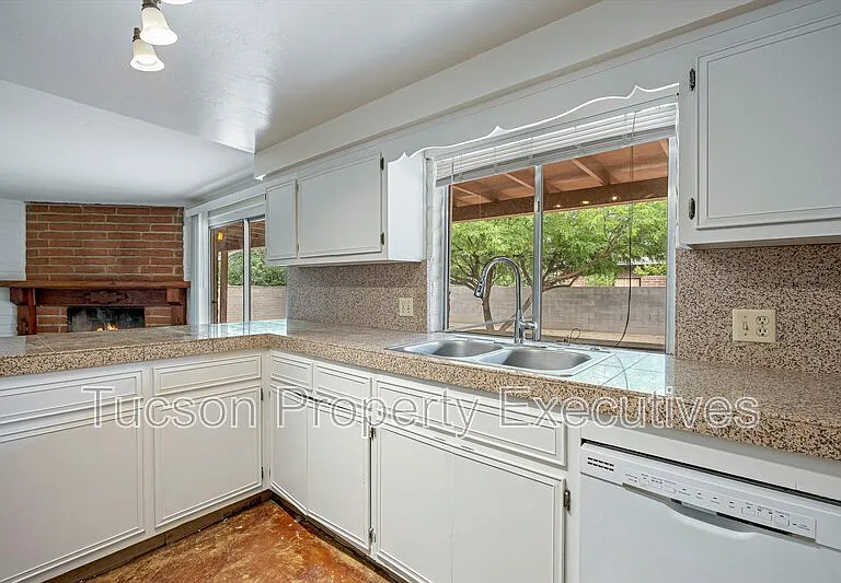 3534 N Palmer Dr — Photo 5