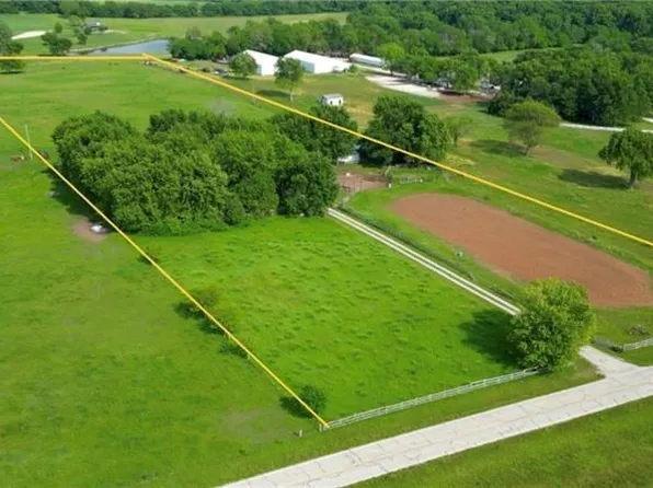 20875 Mission Rd, Stilwell, KS 66013