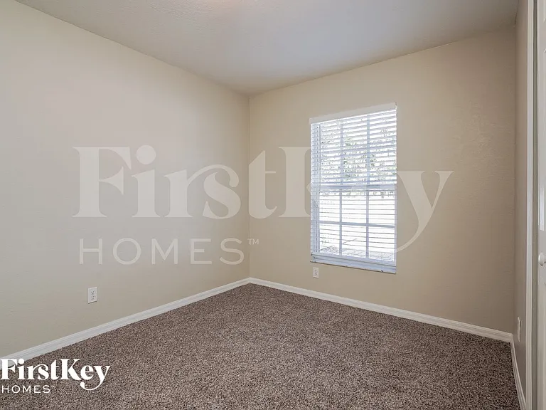 421 SE 19th St — Photo 9
