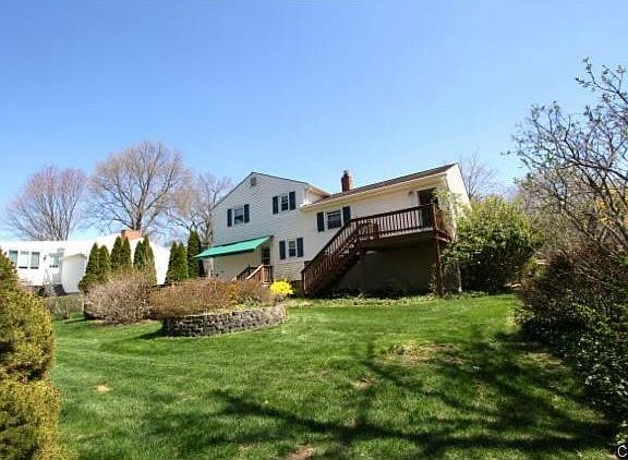 Spacious, private yard with mature gardens and a shed - badminto