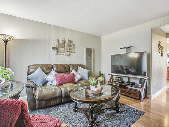 4th image of 494 Papaya Ct