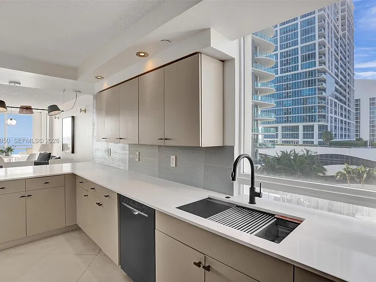 6917 Collins Ave #915 — Photo 9