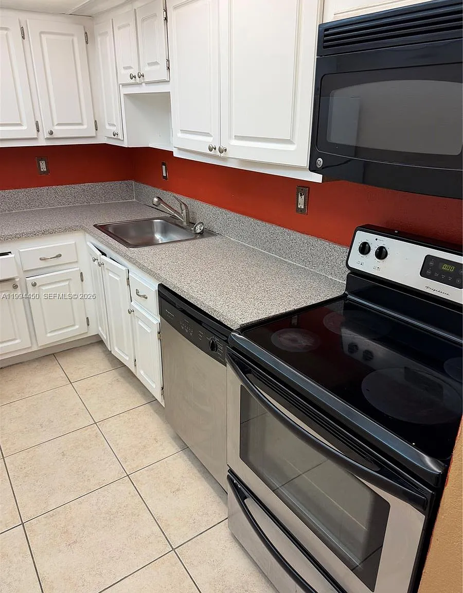 Bayview Palms Condo — Photo 4