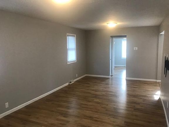 3rd image of 1018 E Moneta Ave