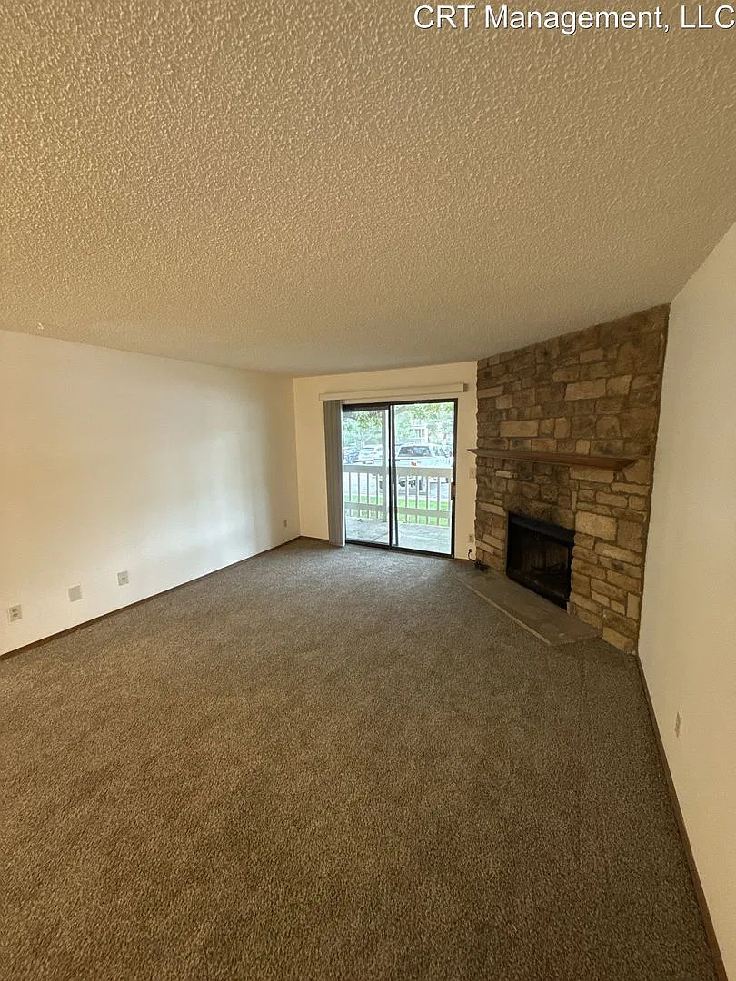 Spacious 1 Bed, 1 Bath Condo Prime Lowry Location! — Photo 4