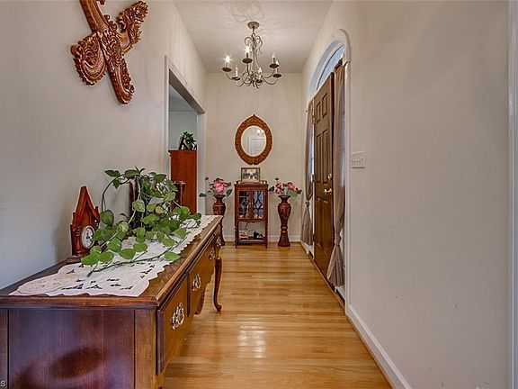 4th image of 102 N Walnut Cir