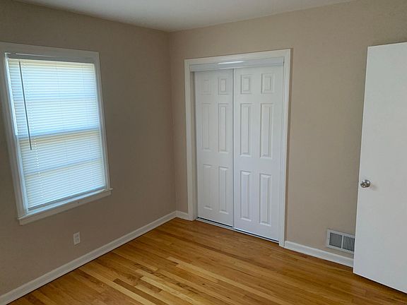 3rd image of 8212 W 88th St