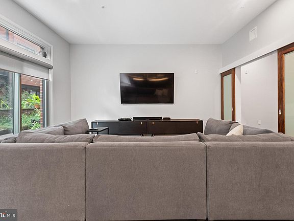 4th image of 1247 E Columbia Ave APT 26